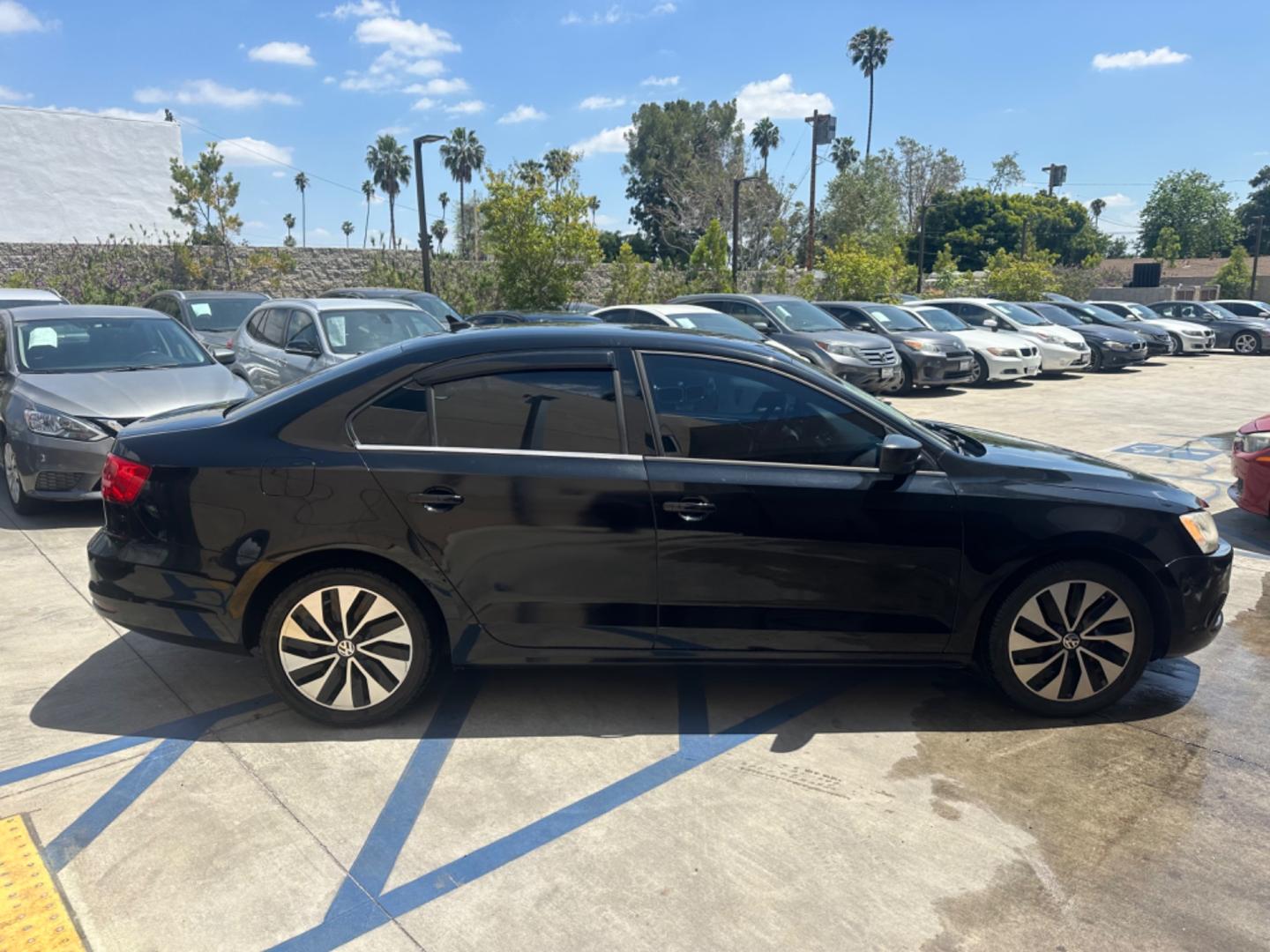 2015 Black /Black Volkswagen Jetta SE 5M (3VWD17AJ4FM) with an 1.8L L4 DOHC 20V engine, Automatic transmission, located at 30 S. Berkeley Avenue, Pasadena, CA, 91107, (626) 248-7567, 34.145447, -118.109398 - Black on Black! Premium Wheels! The 2015 Volkswagen Jetta SE encapsulates the ideal blend of contemporary design, advanced features, and the reliable performance Volkswagen is renowned for. Its sleek contours and sophisticated aesthetics reflect urban sensibilities, making it perfect for city drive - Photo#5